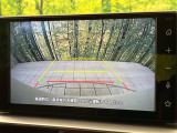 【バックカメラ】駐車時に後方がリアルタイム映像で確認できます。大型商業施設や立体駐車場での駐車時や、夜間のバック時に大活躍!運転スキルに関わらず、今や必須となった装備のひとつです!
