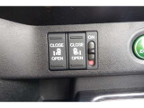 パワースライドドア付で開閉操作は運転席からもできます。