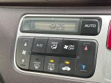 【オートエアコン】一度お好みの温度に設定すれば、車内の温度を検知し風量や温度を自動で調整。暑い&hellip;寒い&hellip;と何度もスイッチ操作をする必要はありません。快適な車内空間には必須の機能ですね♪