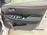 【運転席ドア】ボトルホルダーや収納ポケットが付いているので運転席周りもスッキリ保てます★