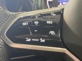 ◆クルーズコントロールにレーダーセンサーを組み合わせ、先行車を測定し設定されたスピードを上限に自動で加減速を行います。一定の車間距離を維持することで、長距離走行でのドライバーの疲労を低減させます。