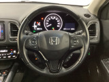 ハンドルにHondaセンシング系のクルーズコントロールやレーンキープアシストなどのスイッチと、オーディオの操作スイッチが装備されています。ハンドルから手を離さず安全に操作できます。
