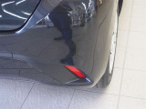 コーナーセンサーを車の前後に装備。障害物までの距離に応じて警告音を変えてお知らせ。縦列駐車時や駐車場・車庫などでの取り回しをサポートします。詳細は販売店スタッフまでおたずねください。