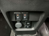 運転席、助手席にはシートヒーター付き!座面と背もたれをすばやく温め、寒い時期にも快適な運転環境を提供します。ゆったりと乗り心地の良い運転席です。長距離でもしっかりサポートしてくれます。