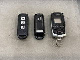 スマートキー付きですからドアロックの開閉およびエンジンスタートが楽々です。電動スライドドアの開け閉めもボタンで操作できます。加えて、リモコンエンジンスターター用の操作キー(社外品)もついています。