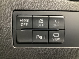 運転席脇のクラスタースイッチ部分にはカメラ切り替えスイッチ、パーキングセンサー、その他走行系スイッチを集中配置しております。