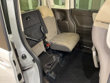 後席をはね上げれば、「もうひとつの荷室」が生まれます。