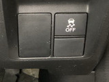 VSA装備車です。VSAはドライバーの操作と車の動きを見守っています。もし車の挙動が乱れたとき、4輪別々にブレーキをかけたり、エンジンパワーをしぼることによって車を安定させます。