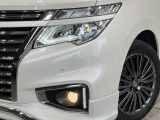 【LEDヘッドライト】悪天候や夜間走行時も良好な視界を確保し安心して運転できる高輝度LEDヘッドライトを装備!点灯速度が早く、消費電力も抑えられています。