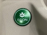 ECONモードをONにするとアクセルペダルの動きに対するエンジンの反応とエアコンの制御を切り換えることで、燃費のいい運転をするドライバーがペダルを踏んだ時と同じようにエンジンを制御します。