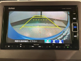 リバースギアに入れるだけで後方の表示へ切り替わります。夜間や雨の日の駐車も楽になりますよ。