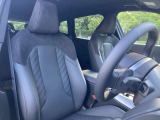【コックピットシート】BMW車の主役席。車体中央にくる様に配置し車両重心とが一致する事でドライバーと車との一体感あるドライビングを実現。人間工学に基づき形成した形状が長時間のドライブ疲労も軽減します!