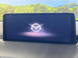 【10.25インチマツダコネクト】車内の雰囲気にマッチした大型ディスプレイ。スマホ接続でのナビ使用やBluetooth再生等、様々な機能が楽しめます。直感的なダイヤル操作が可能で、使い勝手も良好です。