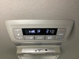 ルーフ中央にエアコン操作パネルがついていますので、2列目・3列目にお乗りの方も快適に過ごせます。
