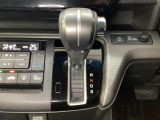 CVT車のセレクトレバーです。低速から高速まで、変速ショックのないスムーズな走りを実現するとともに、エンジン効率のよい領域を維持することで燃費にも貢献します。