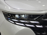 【LEDヘッドライト】悪天候や夜間走行時も良好な視界を確保し安心して運転できる高輝度LEDヘッドライトを装備!点灯速度が早く、消費電力も抑えられています。