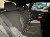 メルセデスのシートは少し硬めになっております。長時間の運転の際、適度な反発があることでお尻や腰の負担を減らす効果が御座います。