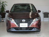日産らしさを引き立てる大きなVモーショングリル。バンパーはエアロ形状で空力を考え設計されています。