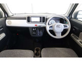 【まるまるクリーニング】内装工程では、中古車を気持ちよくお乗りいただけるよう清掃しております。シートの洗浄はもちろん、ニオイの元となるフロアカーペットまで洗浄・消臭を実施。