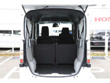 コンテナ型のスクエア空間にデザインし、荷室の最大容量を追求しました。さらに荷室の壁は、積み荷が当たる衝撃へのケアも。縦のビードラインを施すことで強度を高めるとともに、キズも目立ちにくくしています。