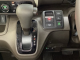 CVT車のセレクトレバーです。低速から高速まで、変速ショックのないスムーズな走りと、エンジン効率のよい領域を維持して燃費にも貢献します。サイドブレーキはスイッチ操作の電子制御パーキングブレーキです。