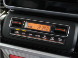 【オートエアコン】温度を設定すれば自動で快適な車内温度を保ちます。エアコン内部の高性能脱臭フィルターで車内のアレルゲンや花粉を除去。