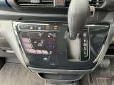オートエアコン!おおきなアイコンでタッチしやすいパネルです。空調管理はクルマ任せで、運転を楽しみましょ♪