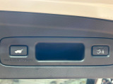 【パワーバックドア】スマートキーや運転席のボタンを押すだけでリアゲートが自動で開閉します!荷物を持っている時や、高い位置にあるバックドアを閉める際に便利な機能です♪