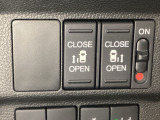 リアドアは乗り降りに便利な両側電動スライドドアです。また運転席に座っていながらスイッチ操作で自在にスライドドアを開け閉めできます。