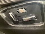 運転席にはパワーシートを装備!シート位置を記憶するメモリー機能付きなのでご夫婦で2名分セットすると便利です♪