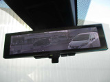 スマートルーミラー装備車両後方のカメラ映像をミラ-面に映し出すので、車内の状況や、天候などに影響されにくく、よりクリアな後方視界が得られます。