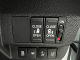 両側電動スライドドアです。リモコンや運転席スイッチ、ドアハンドルの操作で自動開閉。お子様を抱き抱えている時や荷物の多いときなどに便利です!!