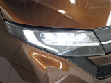 ハイビームで走行中、対向車を検知し操作することなく部分的に遮光する、ADB(アダプティブドライビングビーム)を装備。対向車に眩しい思いをさせることなく、ハイビームの視認性を確保します。