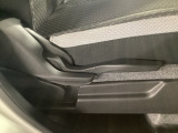 運転席にはドライバーの体型や好みに応じて前後方向だけでなく、高さの調整ができるシートリフターを装備!