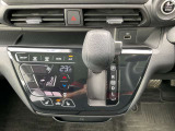 シフトノブの位置がステアリングに近くて、運転しやすいですよ♪♪シートヒーターつきで冬でも快適(^^)/
