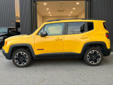 台形ホイールアーチはJeep伝統のデザインです。採用している理由は諸説ありますが、オフロードを走行する際にタイヤとボディが干渉しあわないよう配慮した作りにするためとなります。