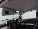運転席・助手席にバニティミラー付サンバイザーを装備。