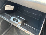 大容量のグローブボックスです!車検証入れを入れても、もう少し荷物を収納できますよ!