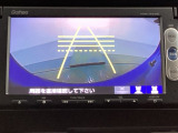 バックでの車庫入れも安心です! リアカメラが付いているバックモニター付のナビを装備しております。操作線もついており距離感も画面から確認できます。