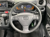 インテリアに合わせたデザインのステアリングは、運転される方のことも考え、運転しやすい形状、大きさです。是非一度、実際に触ってお確かめください。