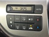 【オートエアコン】一度お好みの温度に設定すれば、車内の温度を検知し風量や温度を自動で調整。暑い&hellip;寒い&hellip;と何度もスイッチ操作をする必要はありません。快適な車内空間には必須の機能ですね♪