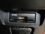 ■高速道路の料金所もノンストレスでスムーズに通過できるETC。スマートなビルトインタイプ!【ETC2.0搭載】※別途登録料がかかります。