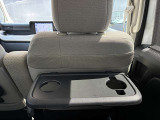 助手席です。背面には後席用のテーブルが付いてます。