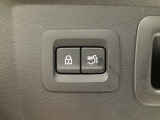 パワーリフトゲートは運転席とリフトゲート側、さらにアドバンストキーでも開閉が可能!開度は無段階にメモリー設定もできます。ゲート内側にタッチセンサーを配置し、手などを挟み込む危険を低減します。