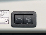【パワーバックドア】スマートキーや運転席のボタンを押すだけでリアゲートが自動で開閉します!荷物を持っている時や、高い位置にあるバックドアを閉める際に便利な機能です♪