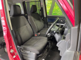 運転席まわりには十分なスペースがあり、大柄な方でもゆったり運転していただける環境です。