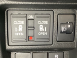 両側電動スライドドアは運転席から操作ができるよう、操作スイッチが付いています。その横にはヘッドライトリベライザーのスイッチがついています。道路状況や積荷の加重に応じてライトの高さを調節できます。