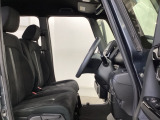 女性でも運転がしやすいように、シートの高さ調整機能(シートリフター)がついています。運転席と助手席の間が空いている為、助手席側への移動がスムーズです。交通量の多い道でも助手席側から乗り降りができます。