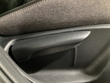 運転席にはドライバーの体型や好みに応じて前後方向だけでなく、高さの調整ができるシートリフターを装備!