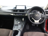本革巻き3本スポークステアリングや運転する楽しさを高めるパドルシフトが採用されたスポーティなインテリアです。
